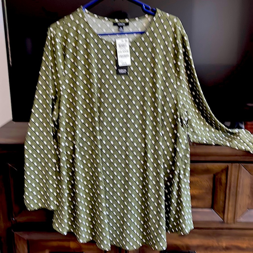 Women’s green print polyester long sleeve top - New - never been worn
